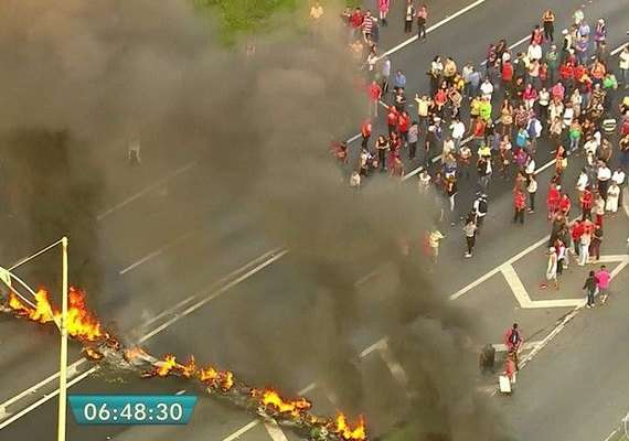 Grupos protestam em sete estados e no DF contra PEC que limita gastos