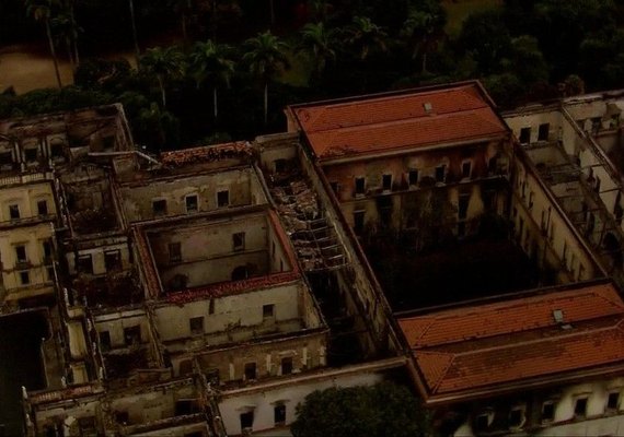 Chuva no Rio ajuda a apagar focos de incêndio no Museu Nacional