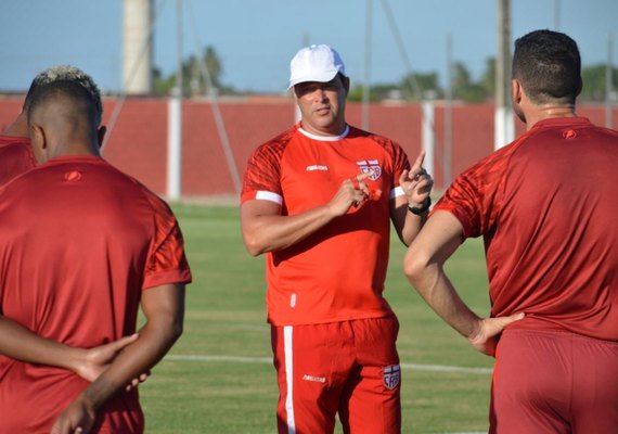 De técnico novo, CRB tenta a vitória diante do Botafogo-SP neste domingo (20)