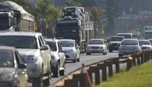 Rodovias que ligam o litoral a SP têm tráfego intenso na volta do feriado