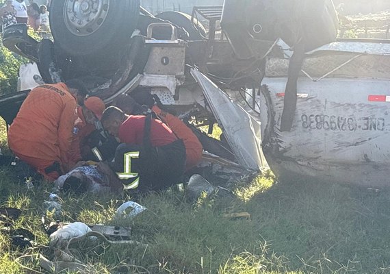 Caminhão-pipa capota na Ladeira da Colina e deixa vítima presa às ferragens em Penedo