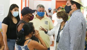 Prefeito visita clínica pública objetivando ouvir as demandas na saúde de Rio Largo