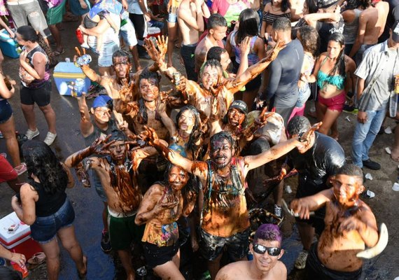 Mela Mela anima foliões e leva milhares as ruas de São José da Laje
