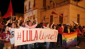 Ato no bairro do Jaraguá, em Maceió, celebra a soltura do ex-presidente Lula