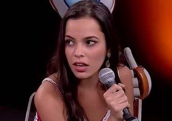Ex-BBB Mayla Araújo leva surra após jogar bebida em rosto de mulher; veja vídeo