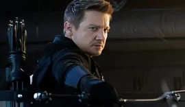 Jeremy Renner reaparece sete meses após sofrer acidente em que quebrou 30 ossos