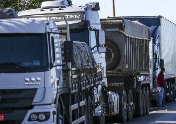 Caminhoneiros começam a receber benefício emergencial nesta terça (9)