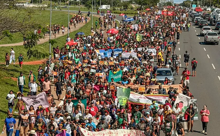 Indígenas de todo o Brasil ocupam a Esplanada dos Ministérios