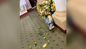 Homem dá 'voadora' em imagem de santa dentro de igreja e é preso em MG