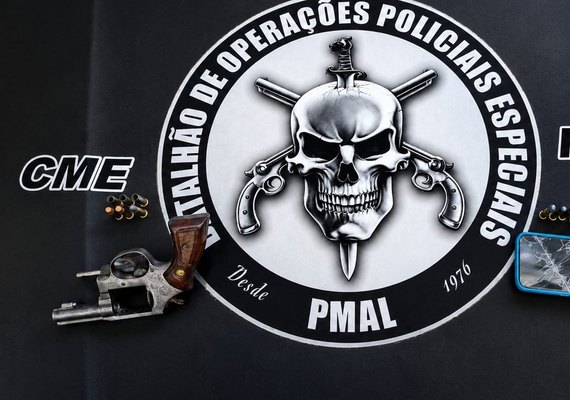 Suspeito de integrar facção criminosa morre em confronto com a polícia durante operação em Penedo