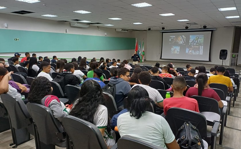 PRF ministra palestra sobre segurança no trânsito para alunos da rede pública