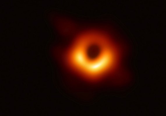 Imagens de buraco negro no espaço são registradas pela primeira vez