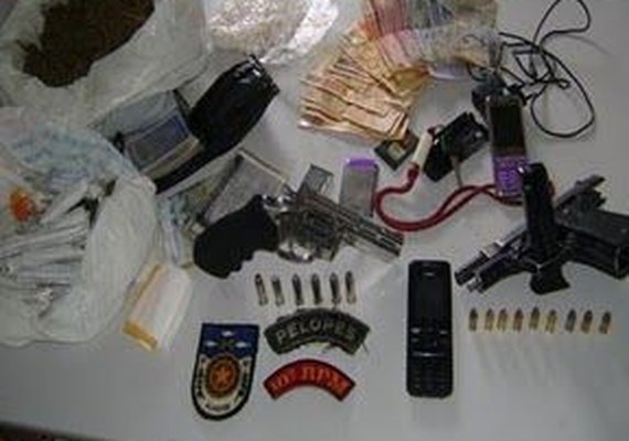 Dupla é presa por tráfico de drogas em residências na capital