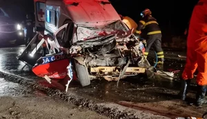 Enfermeira e paciente morrem em colisão entre ambulância e caminhão