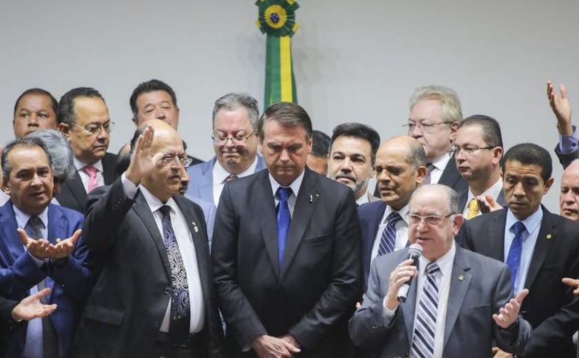 Bolsonaro inclui atividades religiosas como essenciais na pandemia da covid-19