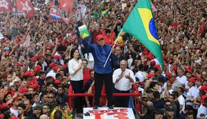 Lula é reeleito presidente do Brasil em virada histórica