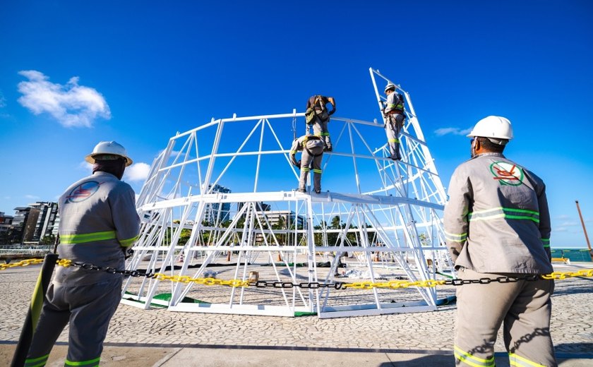 Iniciada montagem da Árvore de Natal de 34 metros na Ponta Verde