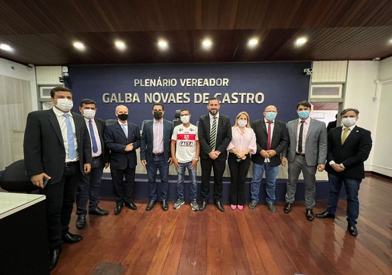 Mototaxista que salvou idosa de atropelamento pelo VLT receberá comenda