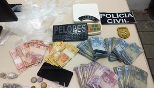 Armas, drogas são apreendidos pela PM em municípios distintos