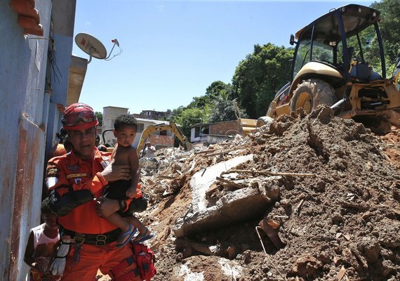 Sobe para 15 o número de mortes em desabamento de morro em Niterói