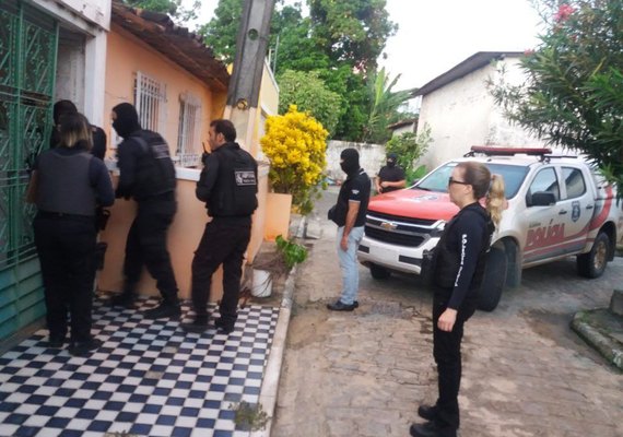 Operação policial prende oito e apreende dois menores