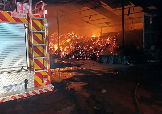 Incêndio destrói galpão que armazenava fibra de coco em Roteiro