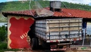 Caminhão desgovernado invade bar em avenida
