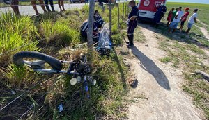 Condutor de motocicleta morre após veículo sair da pista e bater em cerca