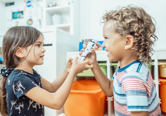 Brincar é fundamental para o desenvolvimento infantil, explica psicanalista