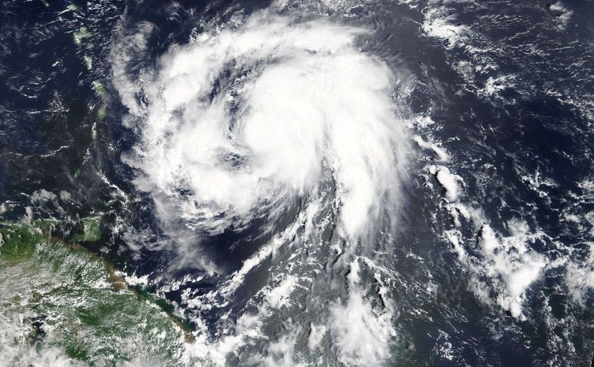 Maria é elevado à categoria máxima na escala de furacões