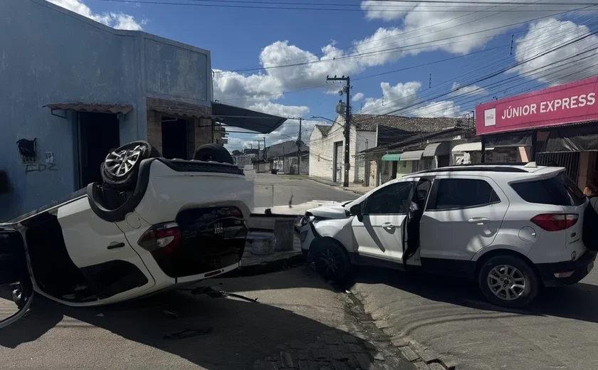Mulher fica ferida após carro capotar em Arapiraca