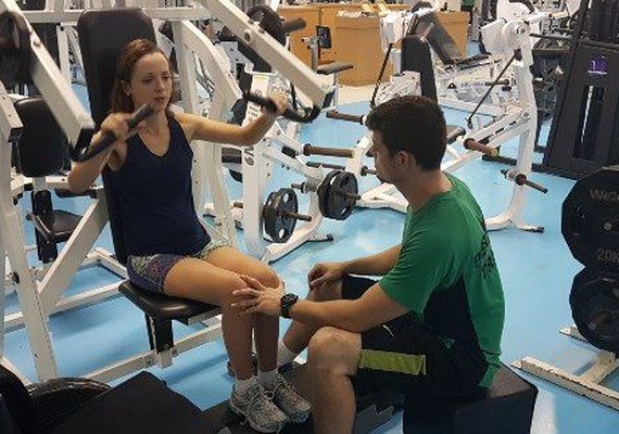 Sai a cadeira de rodas, entram pesos e halteres: Camila busca saúde e autonomia