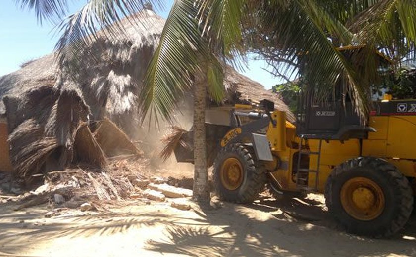 Barracas da Praia do Francês começam a ser demolidas na quarta-feira