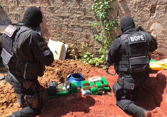 Condutor é detido com droga no veículo e maconha enterrada em terreno