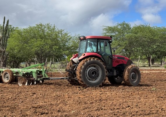 Pequenos produtores rurais de Delmiro têm apoio da Prefeitura com máquinas no preparo da terra