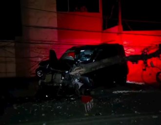 Carro derruba poste após atingir motocicletas e deixa parte de Paripueira sem energia