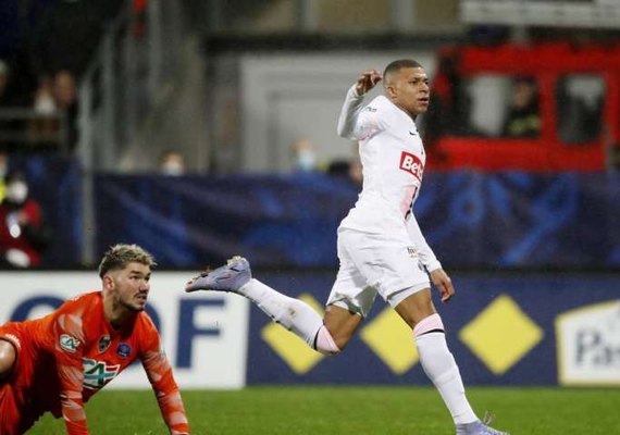 Mbappé marca três gols e PSG avança às oitavas da Copa da França