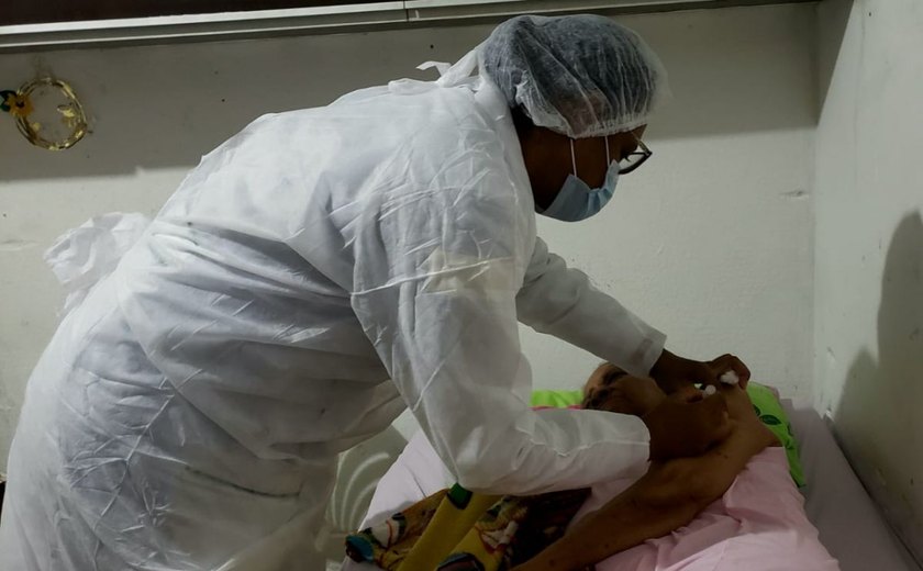Em Maceió, 99,04% dos idosos acamados já foram vacinados
