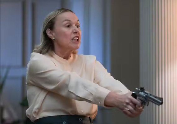 Helga chantageia Arminda com pedido absurdo e arma cilada