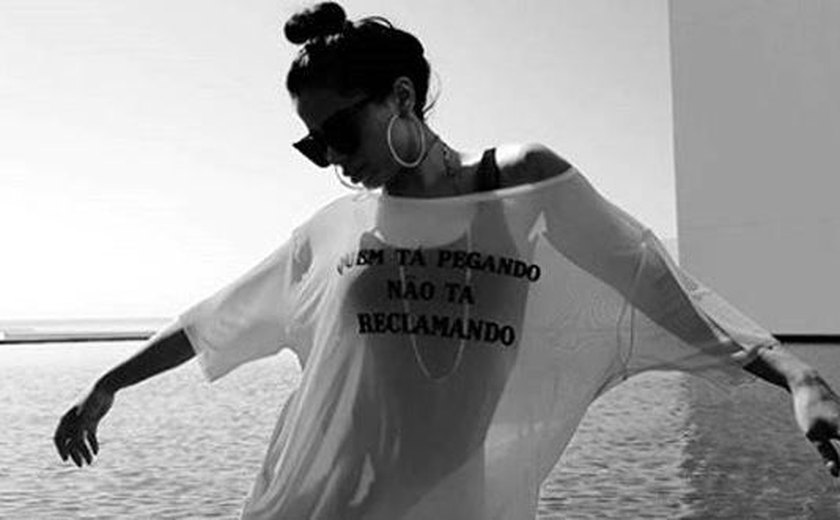 Anitta usa blusa para avisar: 'Quem tá pegando não tá reclamando'