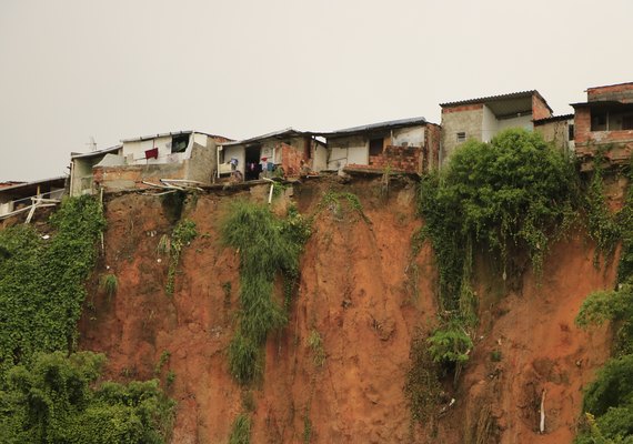 Parte de barreira cede na Favela do Bolão