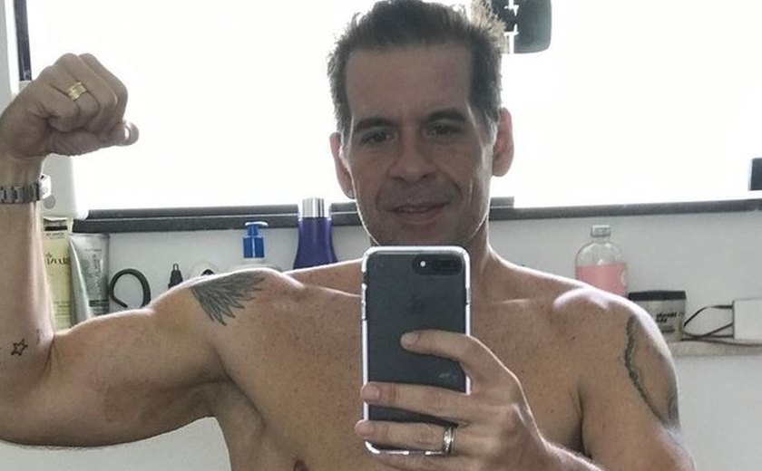 Reconhece? Leandro Hassum posa sem camisa e exibe braços musculosos