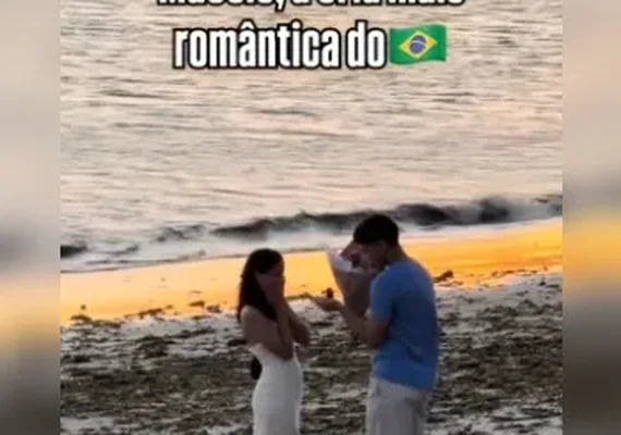 Pedido de casamento ao pôr do sol emociona banhistas na orla de Ponta Verde, em Maceió