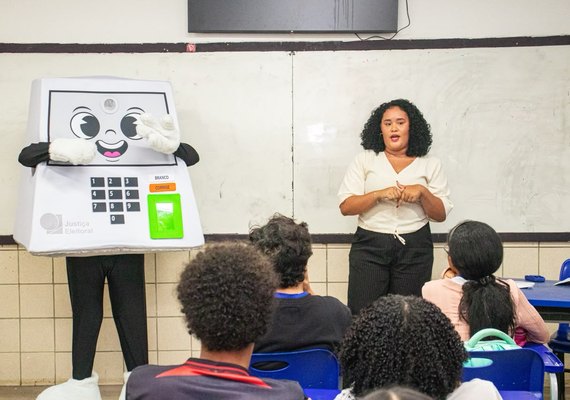 Mascote aproxima a Justiça Eleitoral de estudantes em Maceió