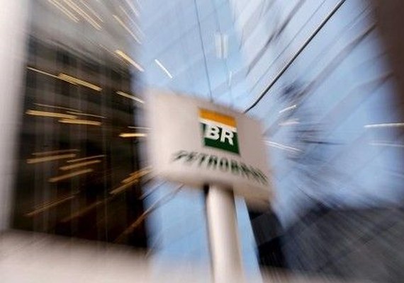 Petrobras diz que refinaria em Pasadena está fechada por tempestade