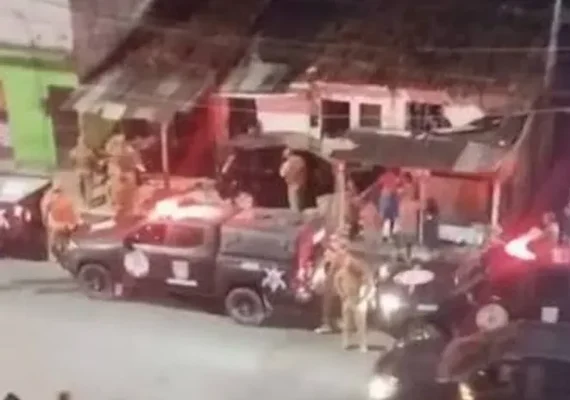 Criança morre após carro invadir imóvel e motorista é morto por moradores em Maceió