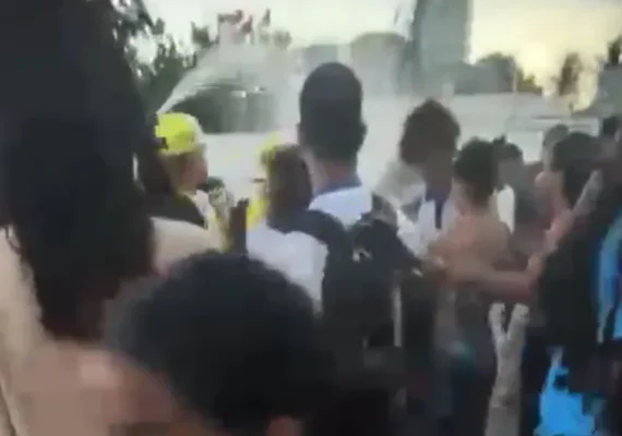 Agentes usam spray de pimenta para dispersar confusão de alunas; pais foram convocados
