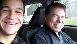 Não deve ser fácil ser segurança do dono do baú: Silvio Santos dá carona para fã