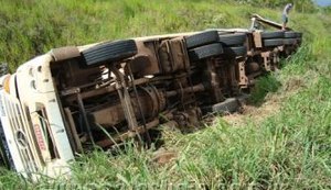 Carreta com carga de linha de tecido tomba na BR-101