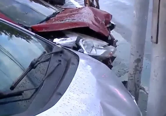 Conversão proibida provoca acidente e deixa trânsito lento na Fernandes Lima
